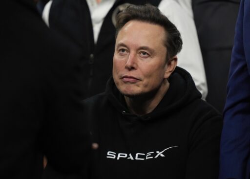 Foguete Starship da SpaceX em base de lançamento.