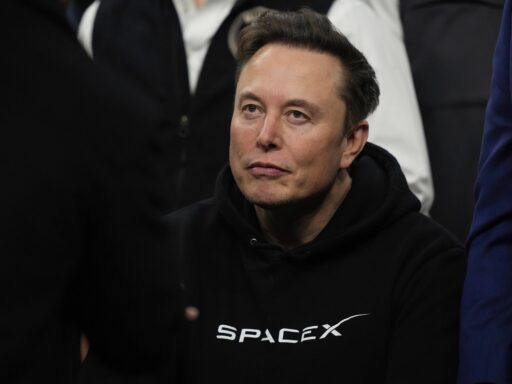 Foguete Starship da SpaceX em base de lançamento.