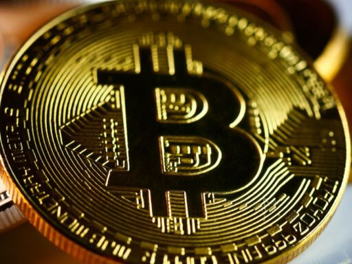Logotipo do Bitcoin ao lado de foguete da SpaceX representando investimento corporativo.