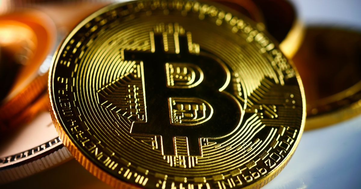 Logotipo do Bitcoin ao lado de foguete da SpaceX representando investimento corporativo.