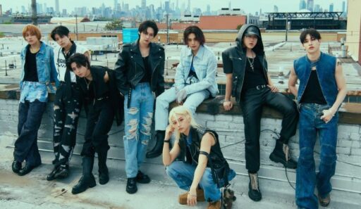Grupo de K-pop Stray Kids em apresentação ao vivo.