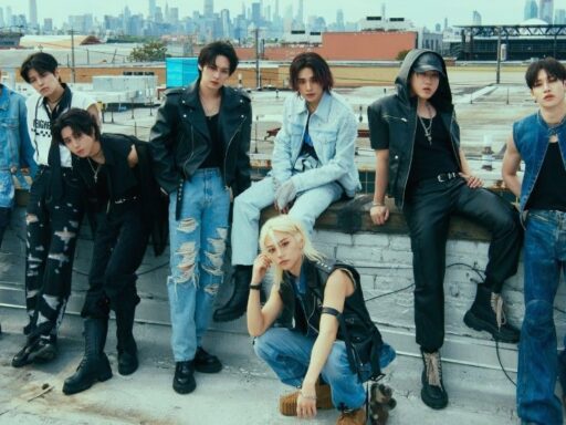 Grupo de K-pop Stray Kids em apresentação ao vivo.