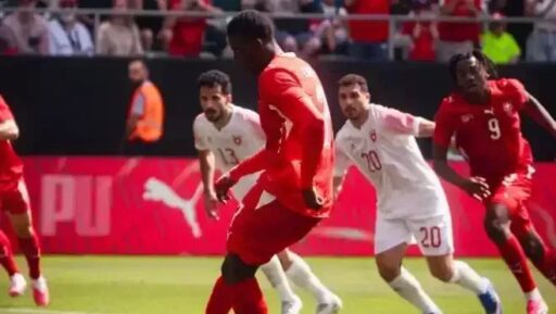 Seleção da Suíça em campo durante amistoso preparatório para a Copa do Mundo.