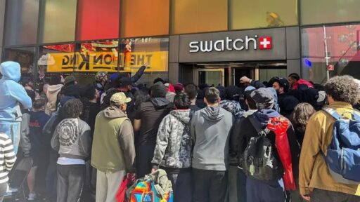 Multidão em fila para o lançamento da coleção Royal Pop da Swatch e Audemars Piguet.