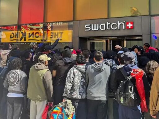 Multidão em fila para o lançamento da coleção Royal Pop da Swatch e Audemars Piguet.