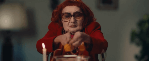 A atriz Tânia Maria durante as filmagens do longa Sábado Morto.