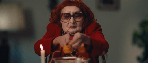 A atriz Tânia Maria durante as filmagens do longa Sábado Morto.