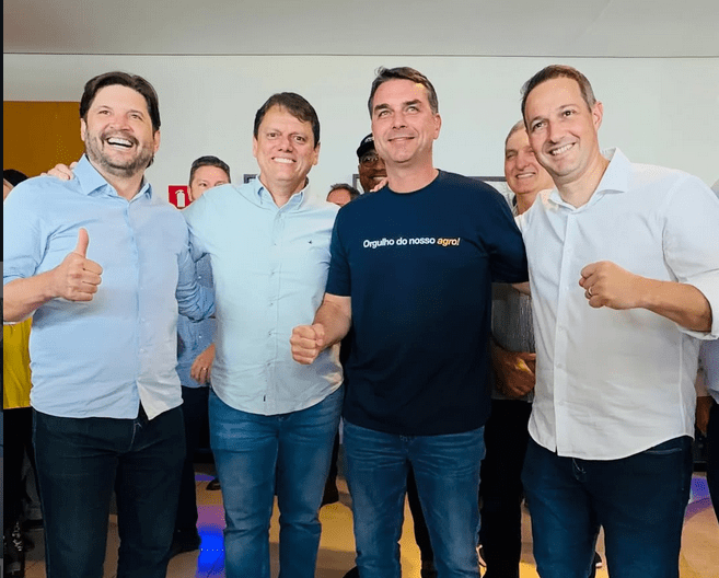 Tarcísio de Freitas e Flávio Bolsonaro durante visita à feira Agrishow em Ribeirão Preto.