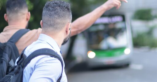 Ônibus urbano circulando em cidade brasileira representando o debate sobre tarifa zero.