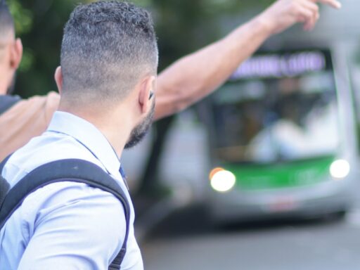 Ônibus urbano circulando em cidade brasileira representando o debate sobre tarifa zero.