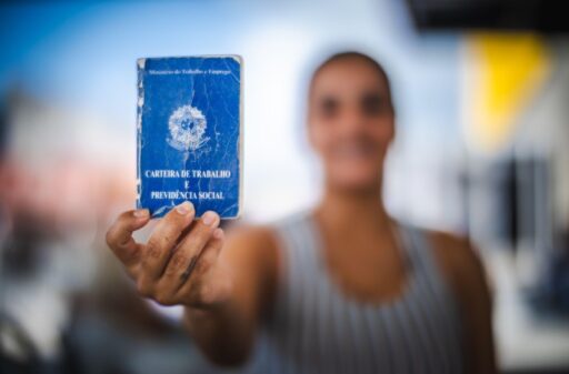 Taxa de desemprego atinge 5,8% no trimestre até abril, a menor para o período na série histórica em contexto de Política Econômica