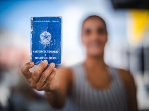 Taxa de desemprego atinge 5,8% no trimestre até abril, a menor para o período na série histórica em contexto de Política Econômica