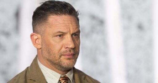 O ator Tom Hardy em cena de produção televisiva.