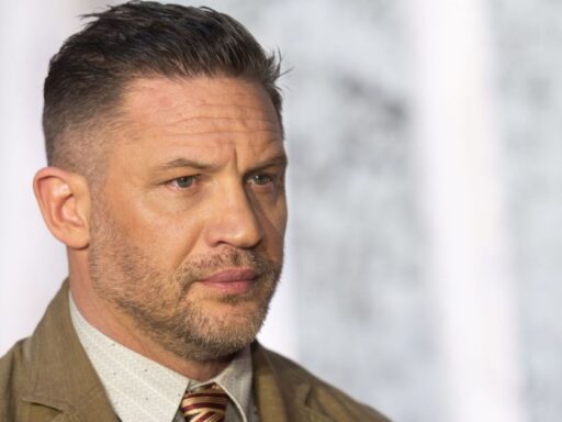O ator Tom Hardy em cena de produção televisiva.