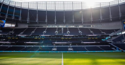 Jogadores do Tottenham e Everton em campo durante partida da Premier League.
