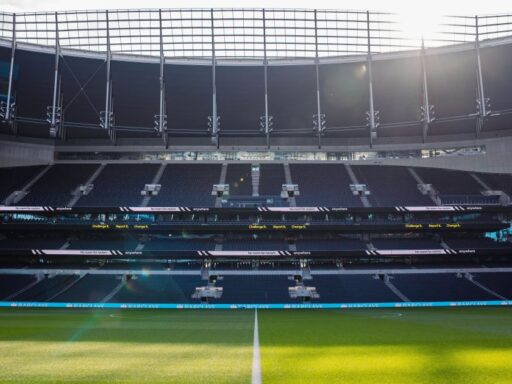Jogadores do Tottenham e Everton em campo durante partida da Premier League.