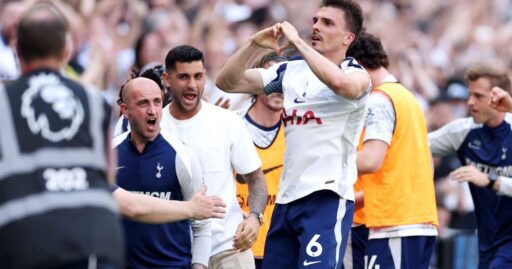 Jogadores do Tottenham comemoram vitória que garantiu permanência na Premier League.