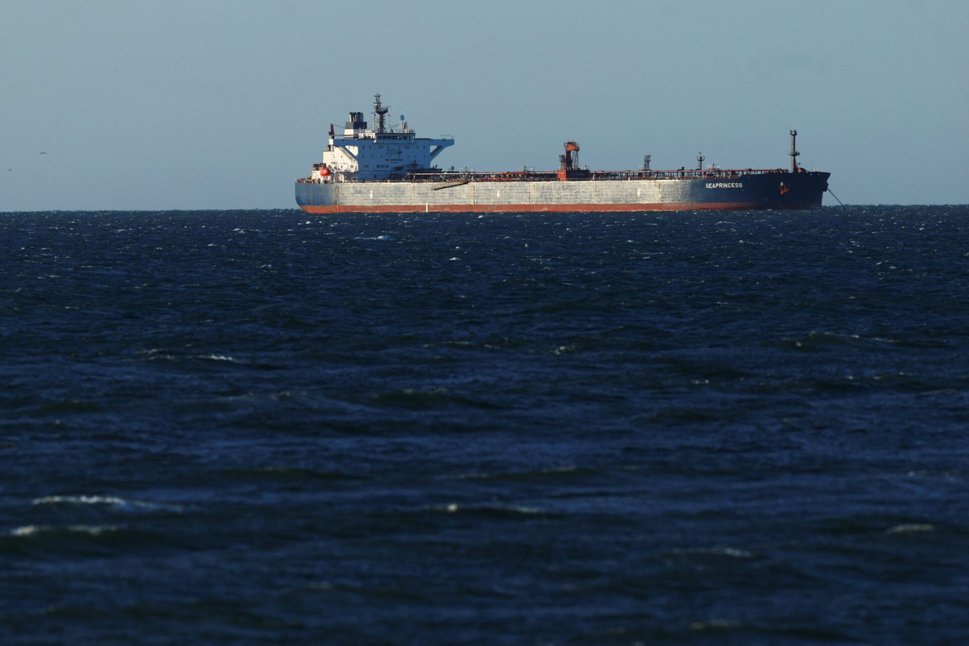 Três superpetroleiros cruzam o Estreito de Ormuz em meio a tensões no Oriente Médio em contexto de Política Econômica