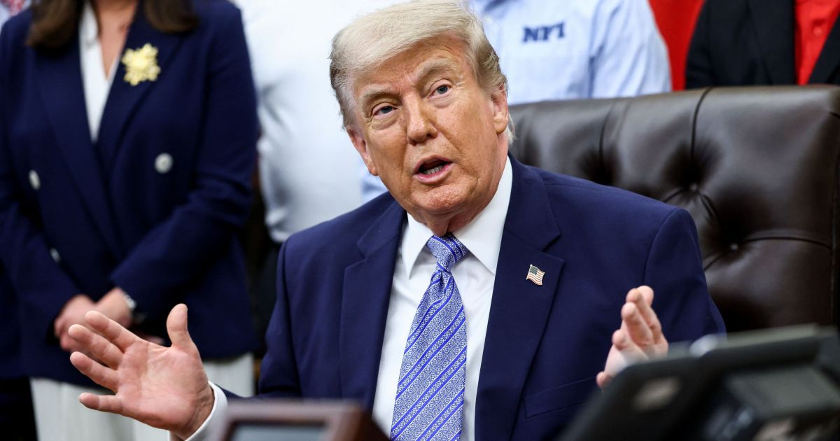 Presidente Donald Trump em reunião sobre política externa.