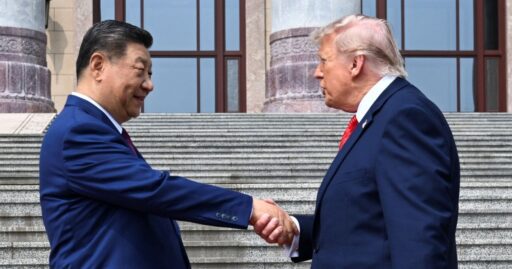 Donald Trump e Xi Jinping em reunião diplomática.