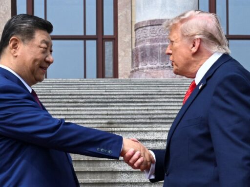 Donald Trump e Xi Jinping em reunião diplomática.