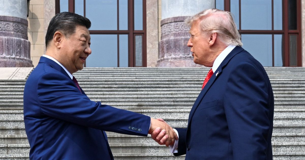 Donald Trump e Xi Jinping em reunião diplomática.