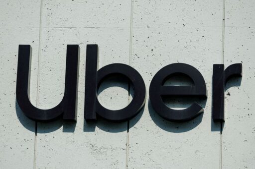 Logotipos da Uber e Delivery Hero lado a lado.