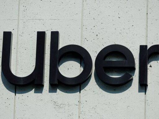Logotipos da Uber e Delivery Hero lado a lado.