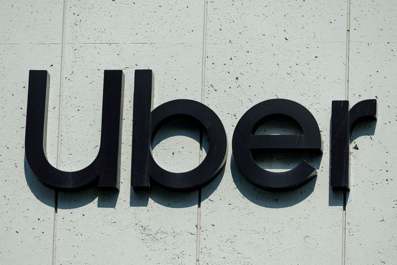 Logotipos da Uber e Delivery Hero lado a lado.