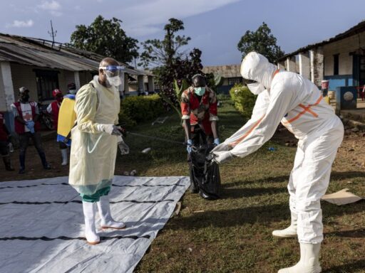 Equipes de saúde monitoram casos de Ebola em Uganda.