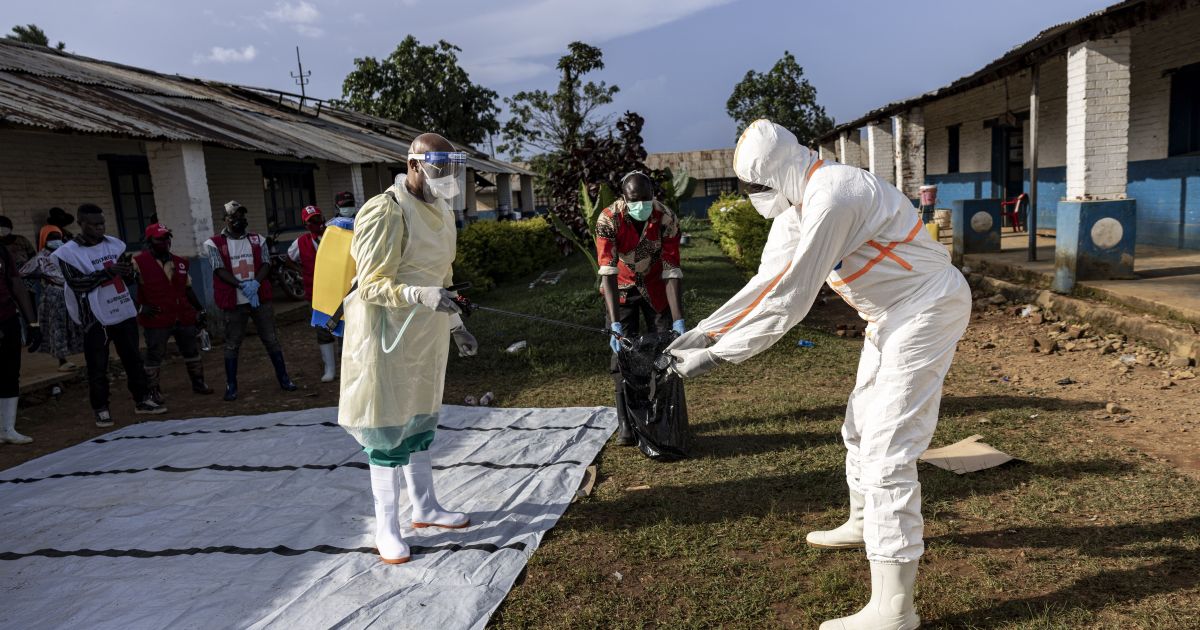 Equipes de saúde monitoram casos de Ebola em Uganda.