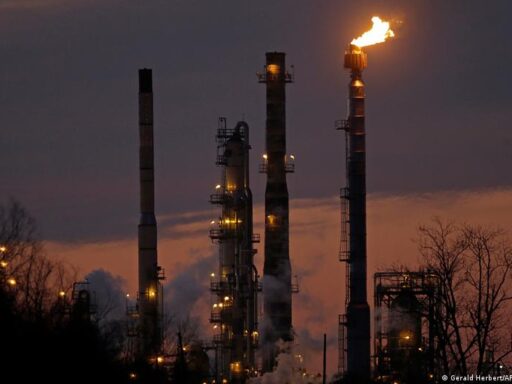 Refinaria de petróleo representando o setor de energia global.