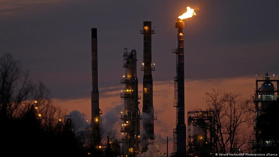 Refinaria de petróleo representando o setor de energia global.