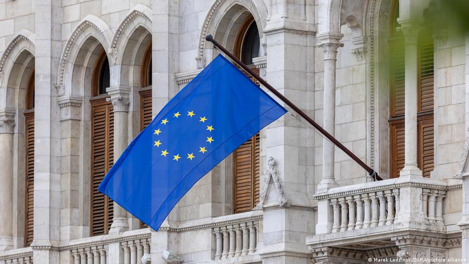 União Europeia fecha acordo comercial com EUA para evitar novas tarifas de Trump em contexto de Economia Global