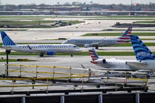 Aeronaves da United Airlines e American Airlines em aeroporto.