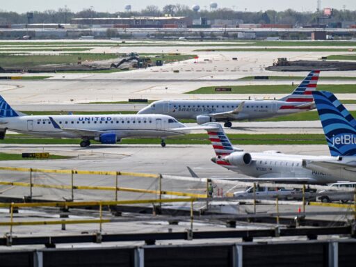 Aeronaves da United Airlines e American Airlines em aeroporto.