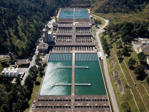Obras de expansão de rede de saneamento básico em municípios paulistas.