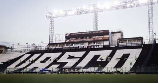 Jogadores de Vasco e Atlético-MG em campo durante partida do Brasileirão.