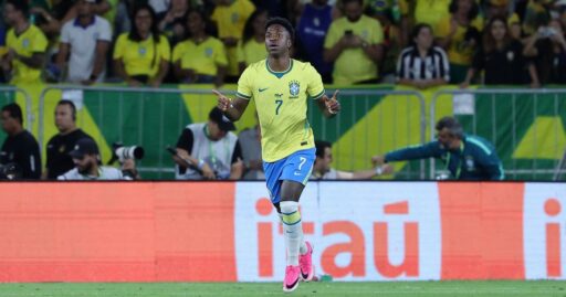 Vini Jr. e Neymar em campo pela Seleção Brasileira.