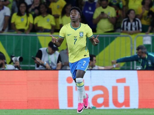 Vini Jr. comemora gol marcado pela Seleção Brasileira.