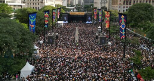 Público na Virada Cultural 2026 em São Paulo.