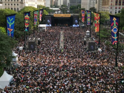 Público na Virada Cultural 2026 em São Paulo.