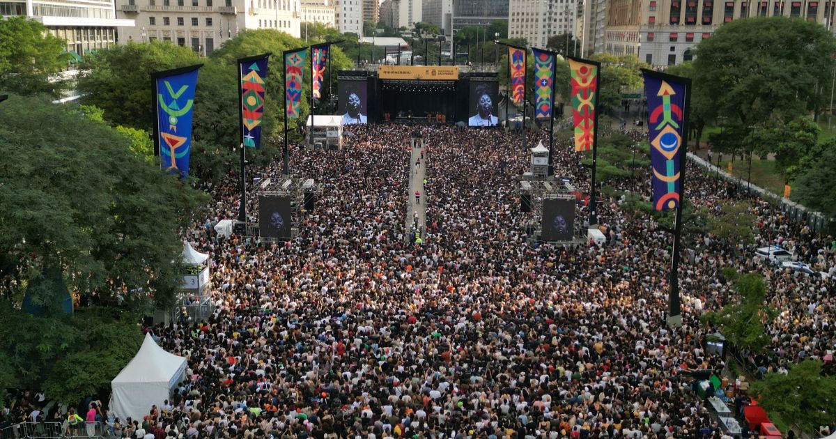 Público na Virada Cultural 2026 em São Paulo.