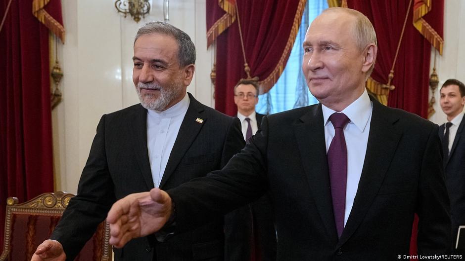 Vladimir Putin e Abbas Araghchi em reunião em São Petersburgo.