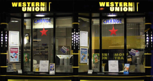 Logotipo da Western Union integrado à rede Solana para stablecoin.