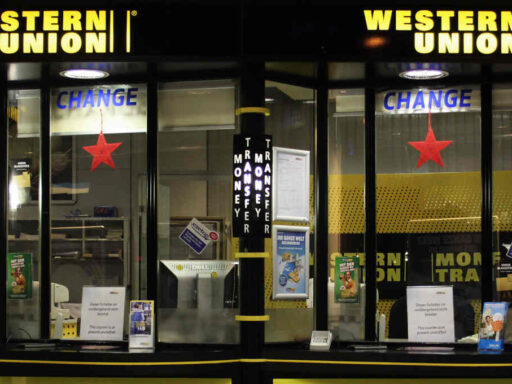 Logotipo da Western Union integrado à rede Solana para stablecoin.