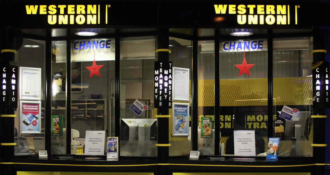 Logotipo da Western Union integrado à rede Solana para stablecoin.