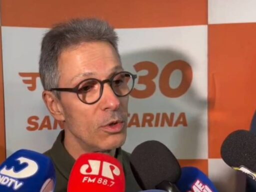 Zema e outros presidenciáveis criticam explicações de Flávio Bolsonaro sobre relação com Vorcaro em contexto de Política Econômica