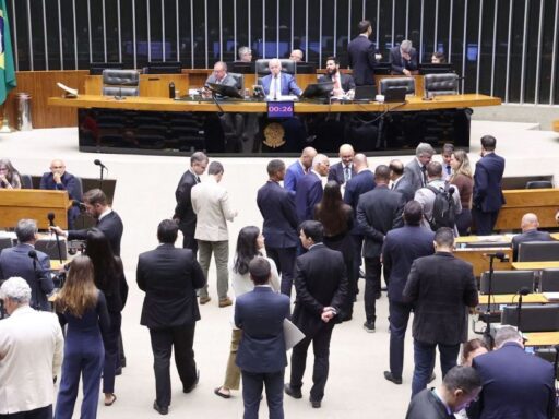 Representante da Abrasel comenta impactos da PEC da 6x1 na economia.