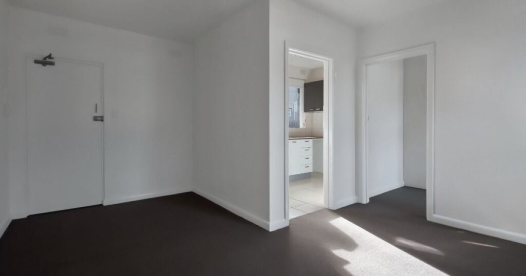 Detalhe de acabamento de alta qualidade em um apartamento moderno.